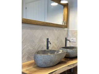 Beide Bäder mit Flusssteinen & Bongio Armaturen