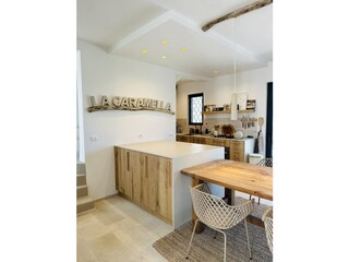 Ess/ Küchenbereich mit Inselblock aus Eiche & Dekton