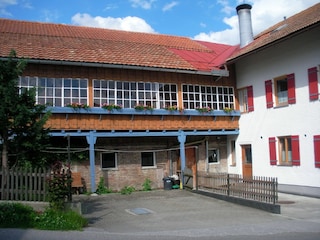 Hausansicht mit Balkon