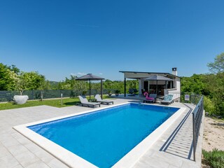 Entspannen Sie sich im großen Pool