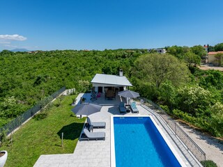 Die Villa ist von üppiger Natur umgeben