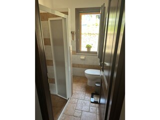Dusche und Badezimmer