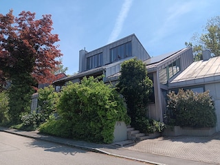 Gartenvilla Straßenfront