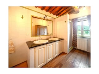 Badezimmer mit Doppelwaschbecken, Dusche, WC, Bidet