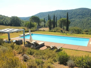 Großer Pool mit Gazebo und Sonnenliegen