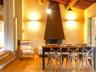 Essbereich mit offenem Kamin