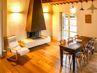 Essbereich mit offenem Kamin