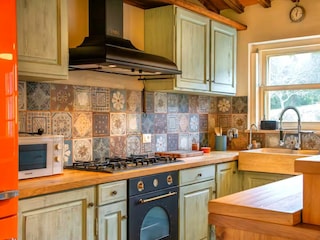 Sehr gut ausgestattete Küche in jungem Landhausstil