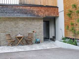 kleine Sitzgelegenheit vor der Wohnung