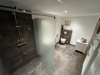 Badezimmer mit Dusche und WC
