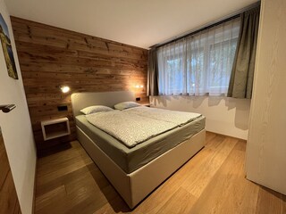 Schlafzimmer mit Schrank