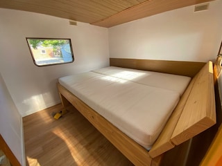 200 x 160 Bett mit neuen Matratzen u. neuem Bettzeug