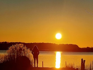 Sonnenuntergang auf dem eigenen Wassergrundstück