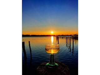 Ein Glas Wein abends auf dem Wassergrundstück
