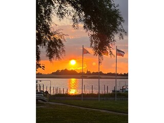 Blick auf den Sonnenuntergang vom eigenen Grundstück