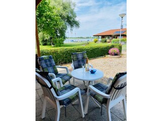 Gemütliches Beisammensein vor dem Mobilheim