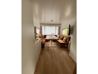 Wohnbereich mit großem Fernseher