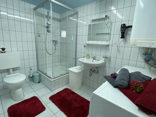 Bad mit Dusche, Waschmaschine und Trockner