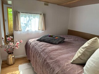 200 × 160 Bett mit neuen Matratzen und Rückenlehne