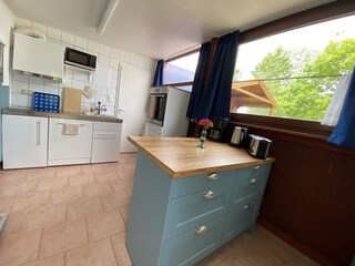 Großzügige Küche mit Spülmaschine, Mikrowelle