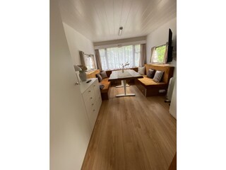 Wohnbereich mit zwei Kleiderschränken