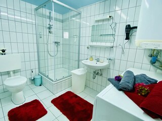 Bad mit Dusche, Waschmaschine und Trockner