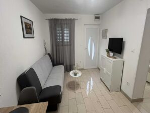 Apartment Apartmani Vela Makarska - Studio With Garden View - Makarska - image1