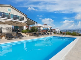 Villa Andreja mit beheiztem Pool in Strandnähe