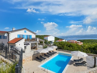 Villa Maja mit beheiztem Pool in Strandnähe