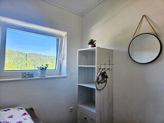 Gemütliches Zimmer mit Ausblick ins Grüne