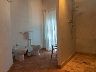 Bad mit WC, Bidet, Dusche
