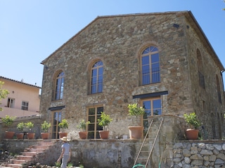 Terrasse mit Scheunenfassade