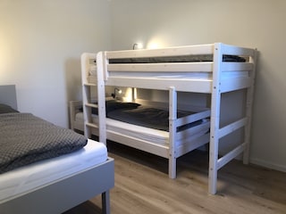 Kinderschlafzimmer mit drei Betten