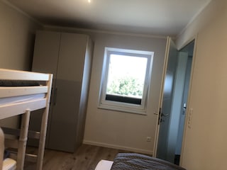 Kinderschlafzimmer mit drei Betten