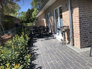 gemütliche Terrasse mit eigenem Grill