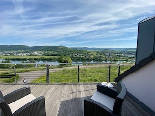 Bild mit Balkon und Moselblick vor dem Wohnzimmer