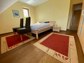 Bild Schlafzimmer mit Parkettboden
