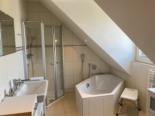 Blid Bad mit Dusche und Badewanne