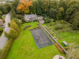 Hinterhof mit Tennisplatz