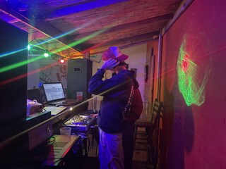 Privater Partyraum mit DJ-System und Lichtshow