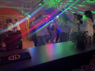 Privater Partyraum mit DJ-System und Lichtshow