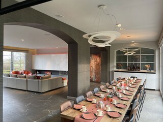 Großer gemütlicher Esstisch für 21 Personen