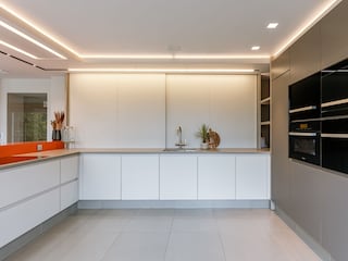 Hyper-ausgestattete Küche mit 3 Backöfen, 2 Geschirrspü