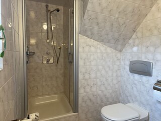 Kleines WC mit Dusche