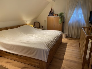 Elternschlafzimmer mit Babybett
