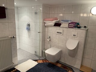 Grosses Badezimmer mit Dusche und Badewanne