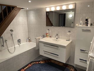 Grosses Badezimmer mit Dusche und Badewanne