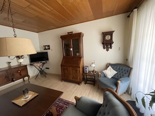 Wohnzimmer mit Flachbild-TV und HDMi-Anschluss