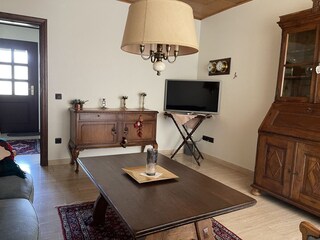 Wohnzimmer mit Flachbild-TV und HDMi-Anschluss