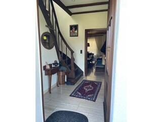 Hauseingang mit "Oma" & Blick ins Wohnzimmer